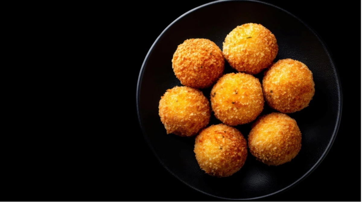 rzut z góry na kulki ryżowe arancini